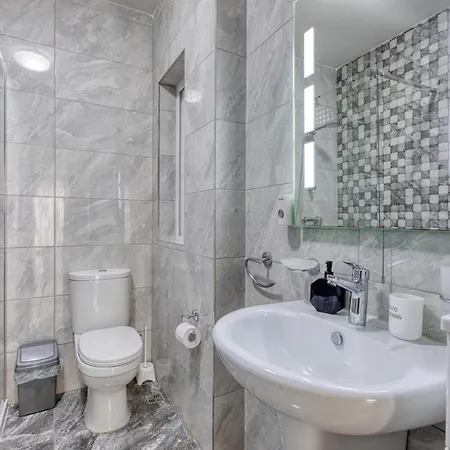 Walk To Seafront - 2 Bedroom Suite In St Julian'S San Julián