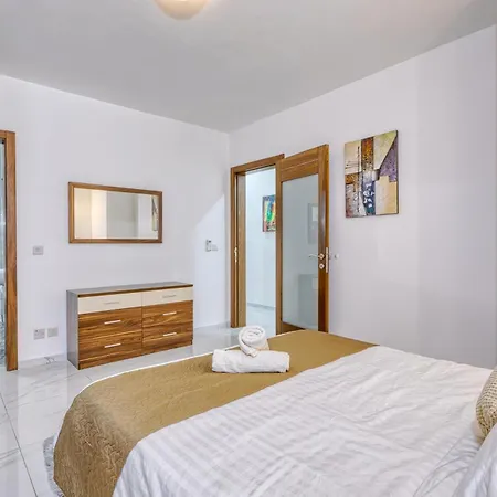Walk To Seafront - 2 Bedroom Suite In St Julian'S