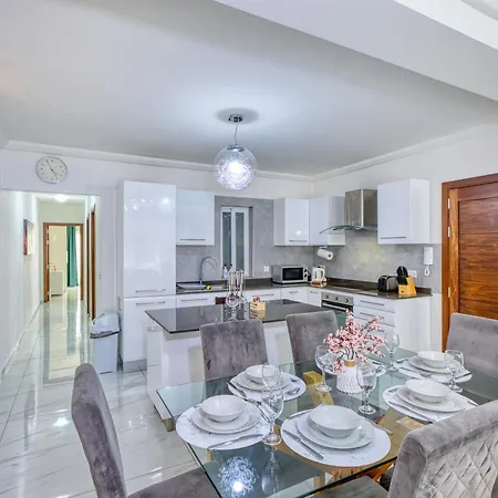 Walk To Seafront - 2 Bedroom In St Julian's *