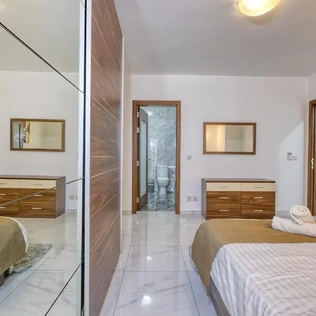 Walk To Seafront - 2 Bedroom In St Julian's